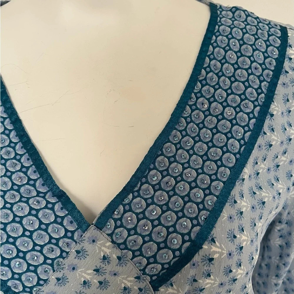 Angeligne Light Blue Sequined V- Neck 3/4 Sleeve Blouse Womens M NWOT - Picture 2 of 9